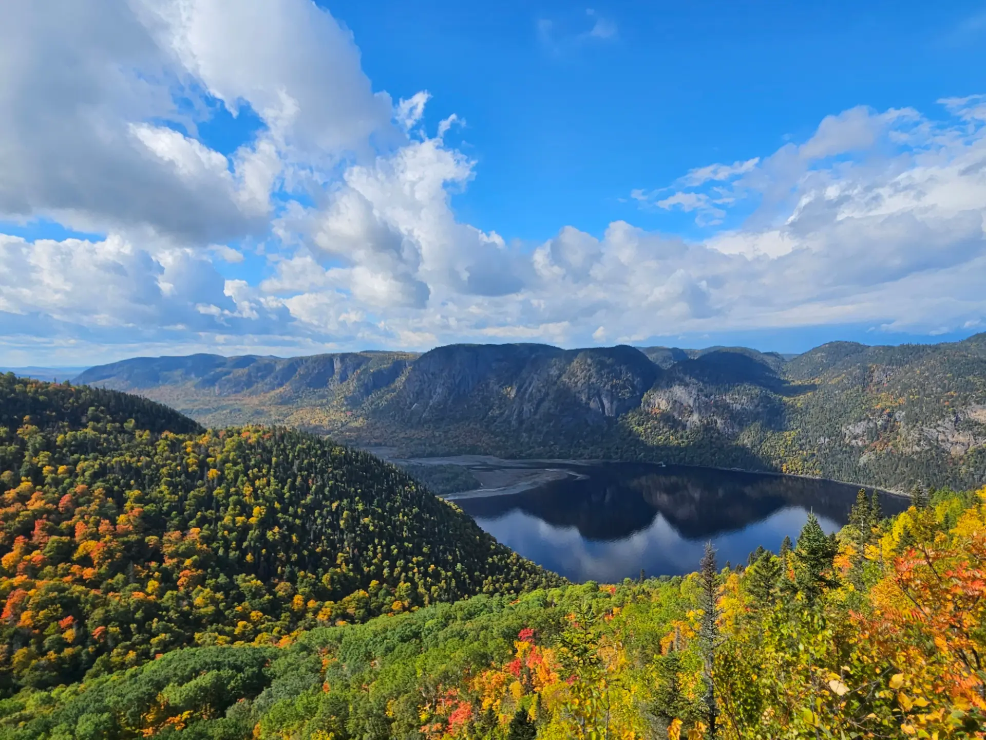 Lac et forêt de feuillus aux couleurs d'automne au Québec